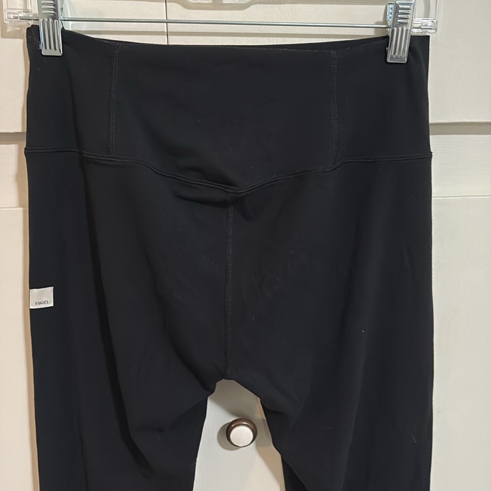 Black vuori leggings — high rise, “All the Feels”